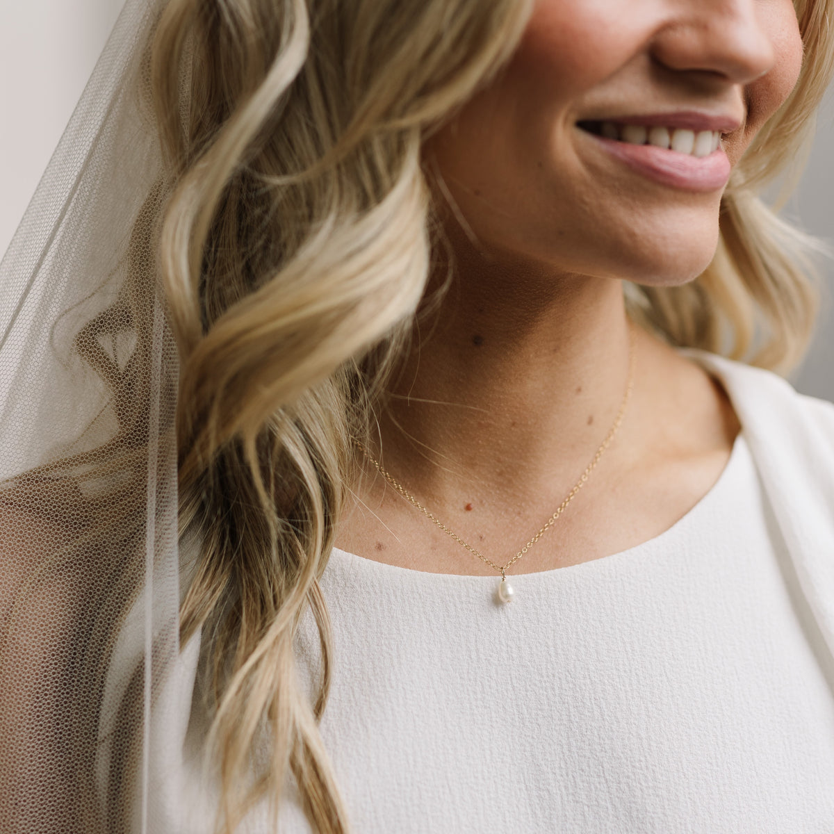 Small pearl pendant necklace in gold on bride