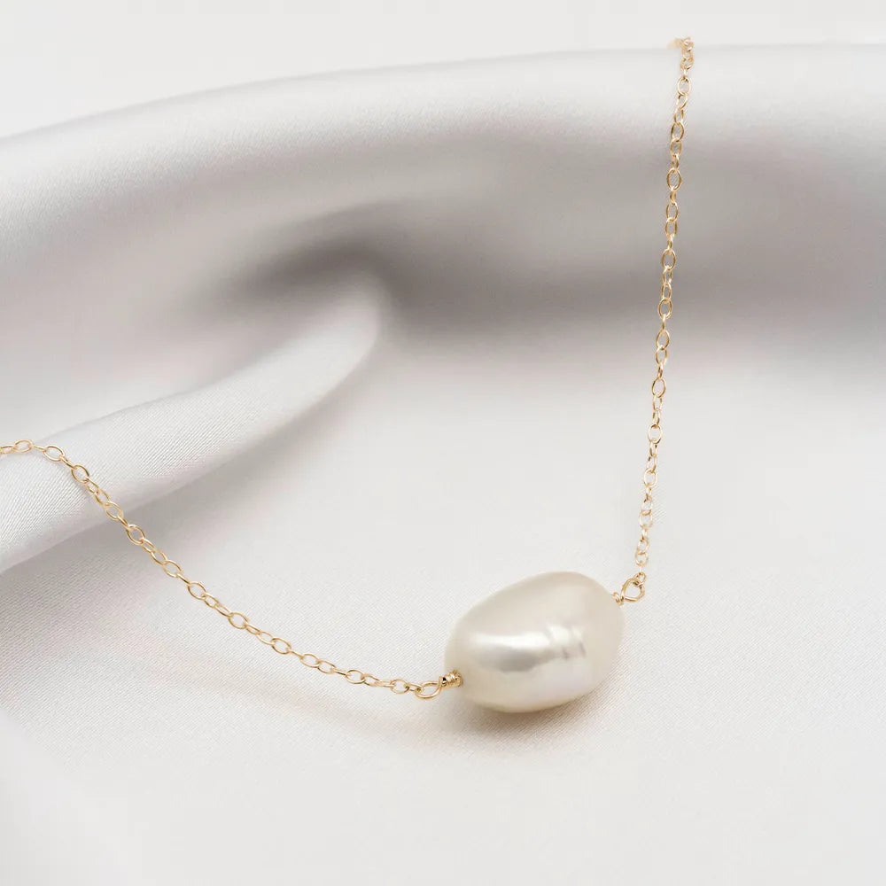 Cara Single Sideways Large Pearl Necklace