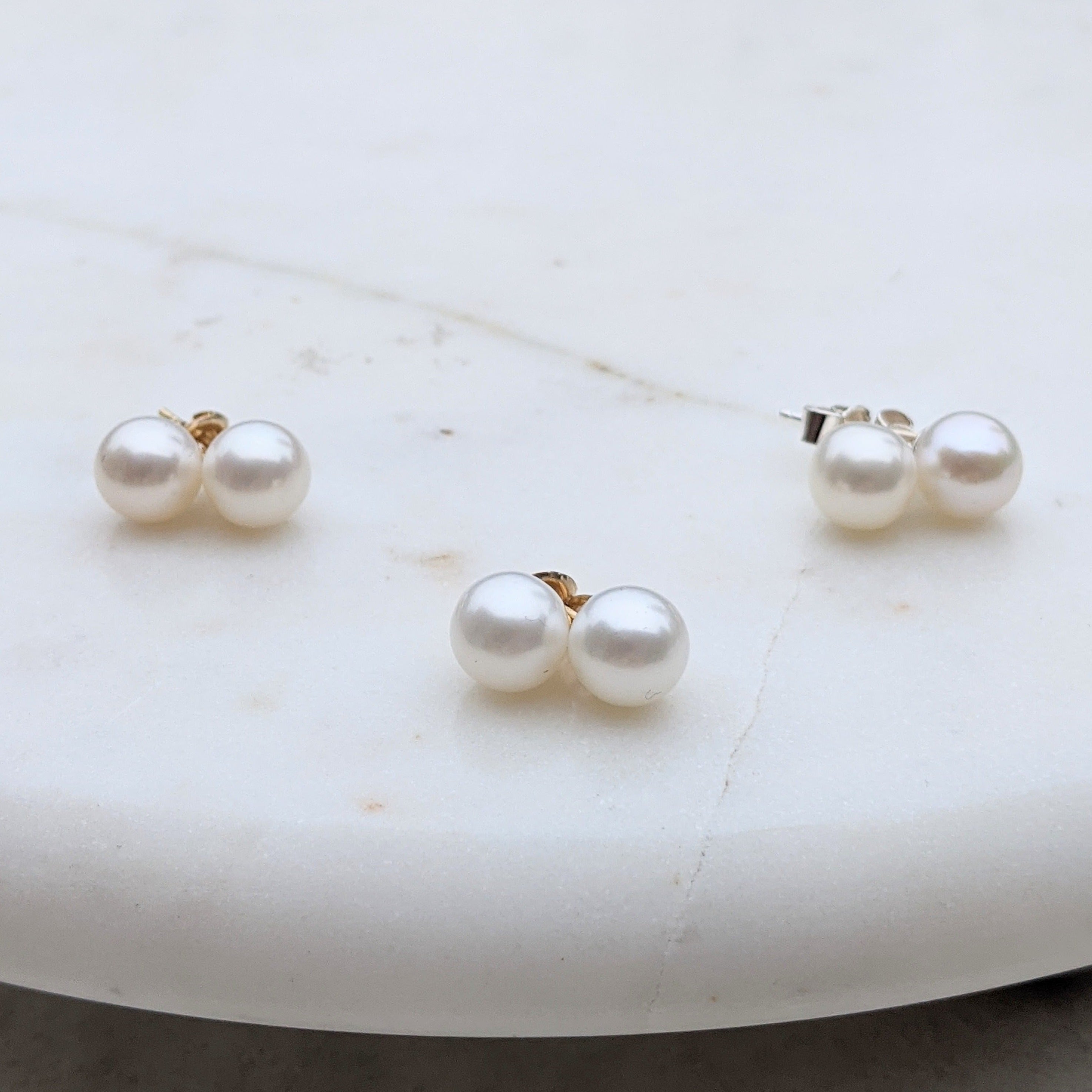 Medium round pearl stud earrings