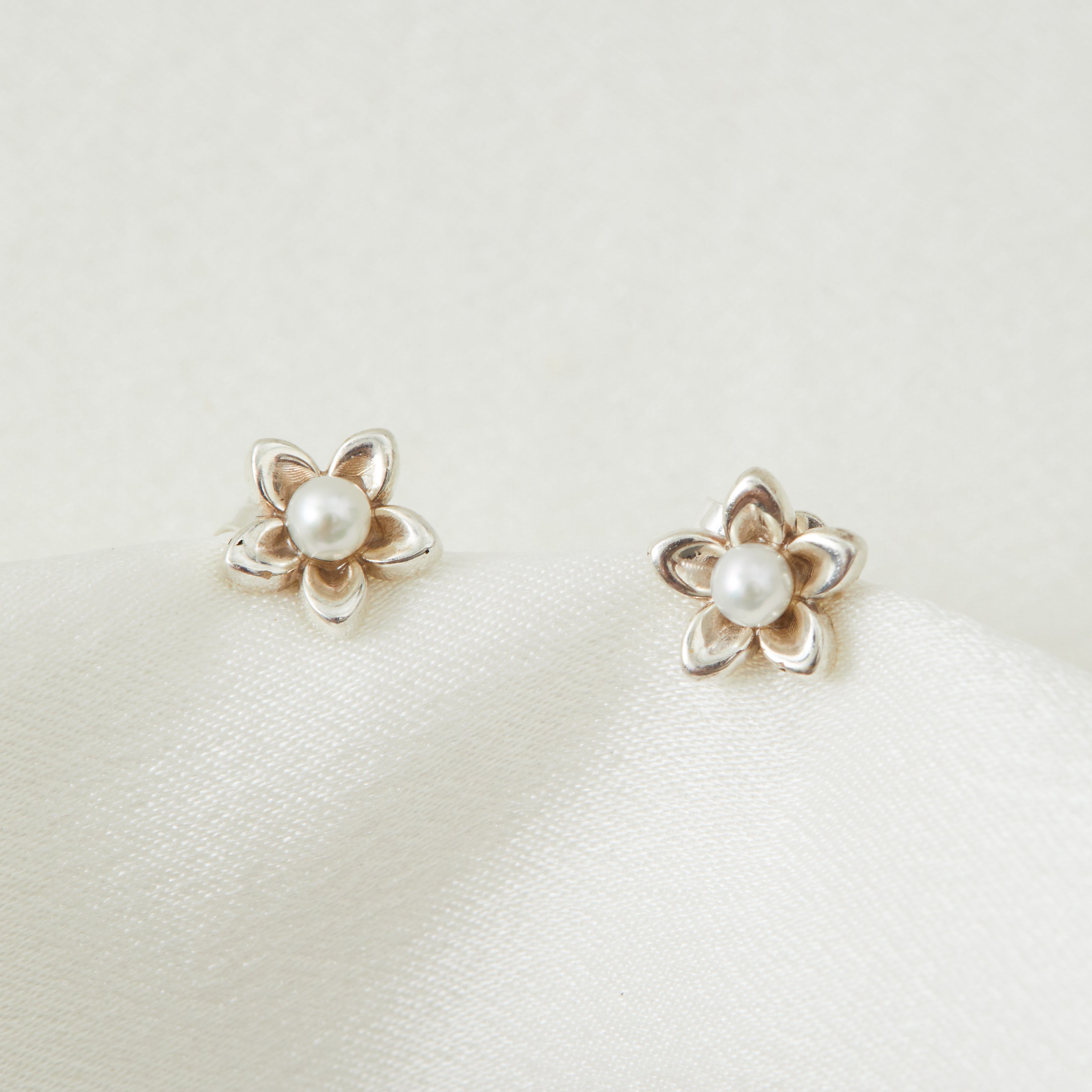 Tiny Flower Pearl Stud Earrings - Daisy