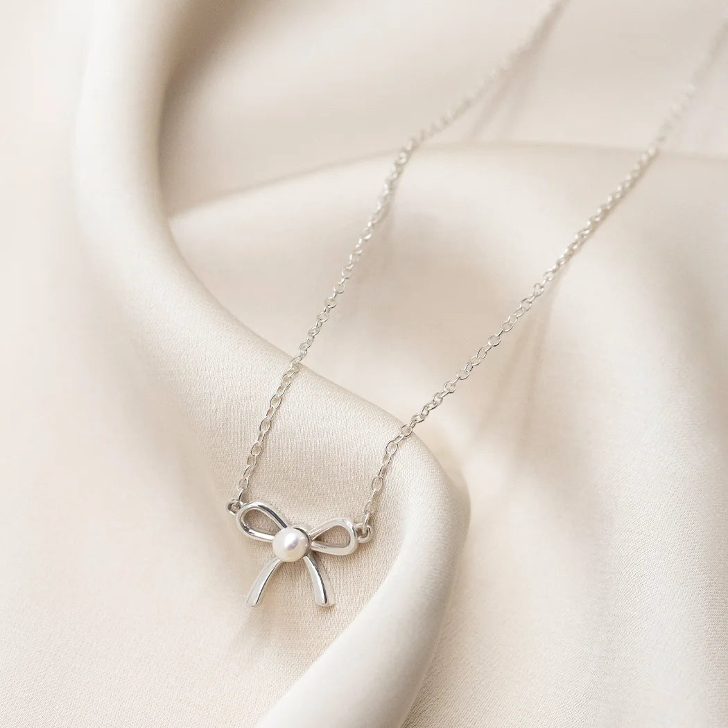 Small Pearl Bow Necklace - Bonnie