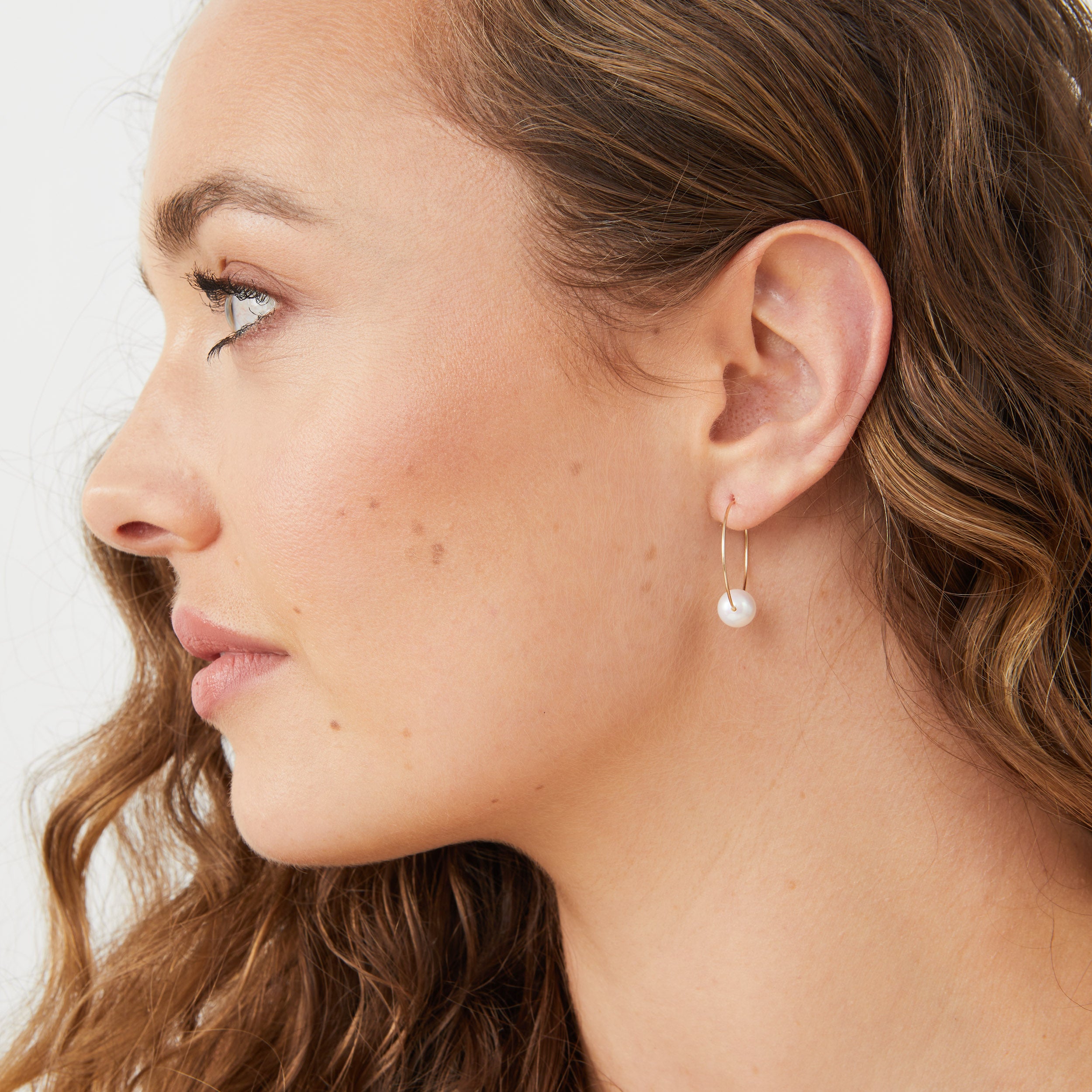Mia Wire Hoop Pearl Round Earrings
